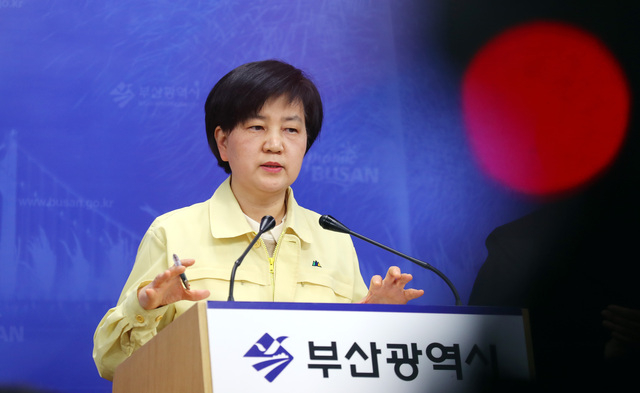 지난해 3월 코로나19 관련 정례 브리핑을 진행 중인 안병선 전 국장. 부산일보DB