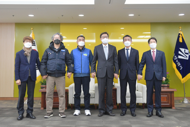 사장 임명 문제로 갈등을 빚어온 부산교통공사와 부산도시공사 노사가 6일 부산시에서 열린 간담회에서 상생협력을 다짐하며 손을 맞잡았다. 부산시 제공