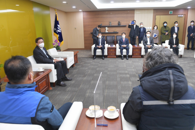 사장 임명 문제로 갈등을 빚어온 부산교통공사와 부산도시공사 노사가 6일 부산시에서 열린 간담회에서 상생협력을 다짐하며 손을 맞잡았다. 부산시 제공