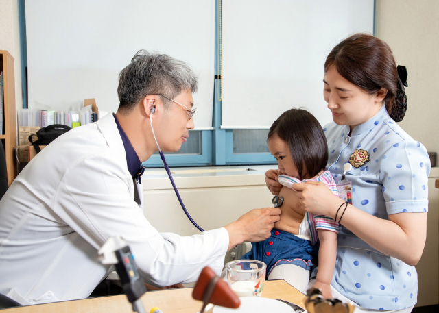 알레르기는 피부, 호흡기, 안과, 정신과 등 연관성 있는 다양한 진료과의 협진을 필요로 하는 경우가 많다. 부산성모병원 소아전문진료센터 황윤하 센터장이 소아 환자를 진찰하고 있다. 부산성모병원 제공