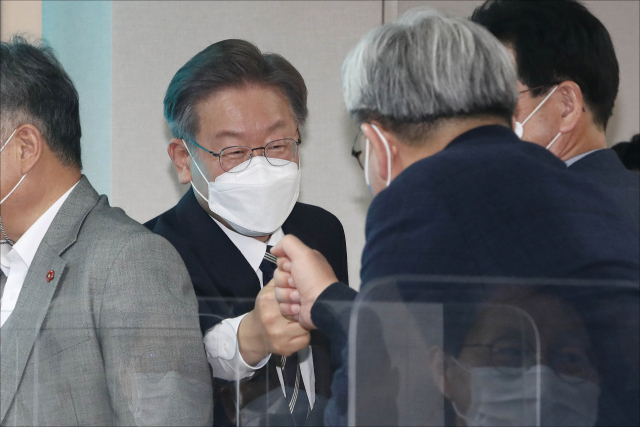 더불어민주당 이재명 대선 후보가 7일 오후 서울 여의도 더불어민주당 중앙당사에서 열린 더불어민주당 전국시·도당위원장단 연석회의에서 회의 참석자들과 인사를 나누고 있다. 국회사진기자단