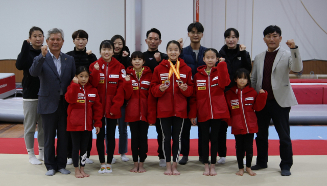 전국소년체전에서 금메달을 딴 윤자영과 관계자들. 부산 거점스포츠클럽 제공