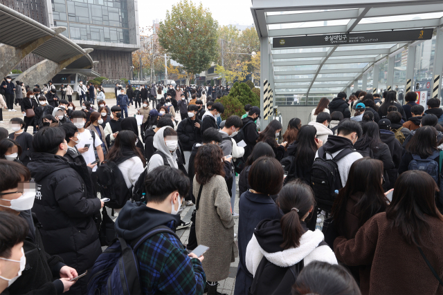 2022학년도 대학수학능력시험 다음 날인 지난 11월 9일 오전 서울 동작구 숭실대학교에서 열린 논술고사를 마친 수험생과 학부모들이 지하철역을 향하고 있다. 연합뉴스