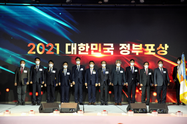 전기안전유공자 시상 후 기념촬영 중인 박기영 산업통상자원부 차관. 전기안전공사 제공