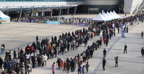 10일 오후 부산 벡스코에서 열린 ‘나훈아 어게인(AGAIN) 테스형’ 콘서트를 찾은 많은 시민이 길게 줄을 서서 입장하고 있다. 정종회 기자 jjh@