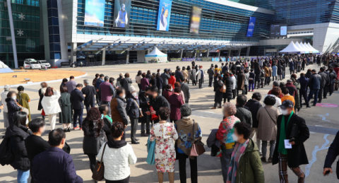 10일 오후 부산 벡스코에서 열린 ‘나훈아 어게인(AGAIN) 테스형’ 콘서트를 찾은 많은 시민이 길게 줄을 서서 입장하고 있다. 정종회 기자 jjh@