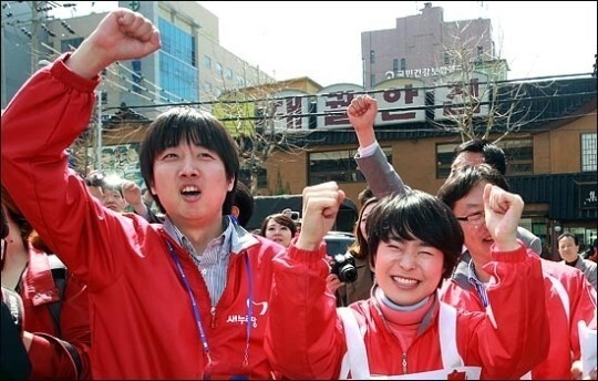 이준석 국민의힘 대표가 2012년 부산 사상 국회의원 총선에서 새누리당 손수조 후보를 지지하는 모습. 연합뉴스