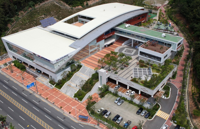 창원시민에너지발전소 1~4호기가 설치되는 창원 우리누리청소년문화센터. 창원시민에너지협동조합 제공