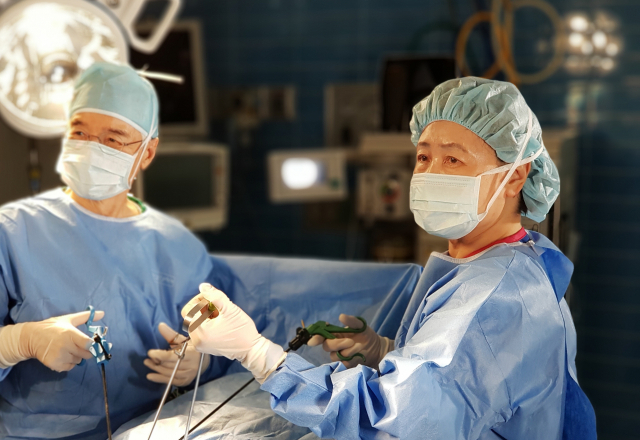 좋은문화병원은 부인과 수술의 99% 이상을 내시경으로 진행하고 있다. 좋은문화병원 문화숙 병원장이 여성의 난소에서 발견된 종양을 제거하기 위해 복강 내시경으로 수술하는 모습. 좋은문화병원 제공
