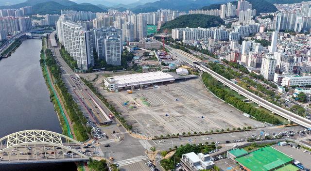 부산 첫 사전협상제 대상인 해운대구 옛 한진CY 부지의 사업안이 15일 지구단위계획 변경을 위한 마지막 관문인 도시건축공동위원회를 통과했다. 부산일보DB