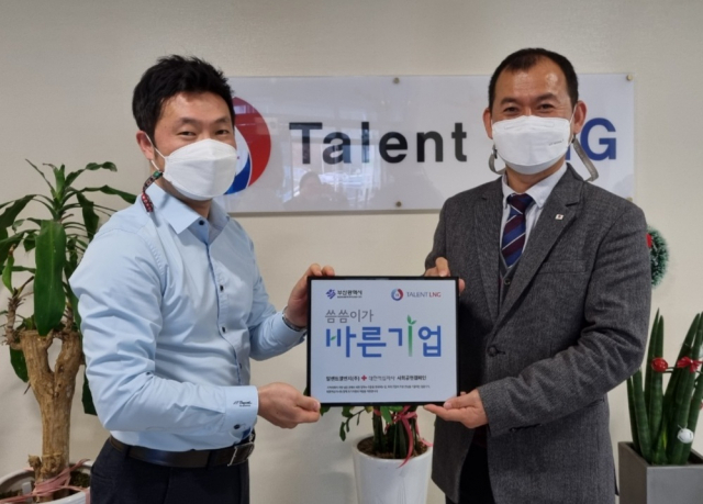 부산 강서구 미음동에 소재한 탈렌트엘엔지(주)(대표 백중진·왼쪽)는 8일 대한적십자사 ‘씀씀이가 바른기업’ 정기후원 캠페인에 참여했다.