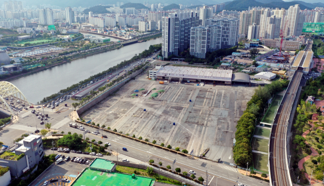 부산 첫 사전협상제 대상인 해운대구 옛 한진CY 부지의 사업안이 15일 지구단위계획 변경을 위한 마지막 관문인 도시건축공동위원회를 통과했다. 부산일보DB