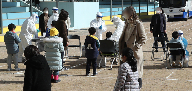 지난해 11월 부산의 한 초등학교에서 코로나19 확진자가 발생해 보건당국이 선별진료소를 차리고 학생과 교직원을 전수검사하고 있다. 부산일보DB