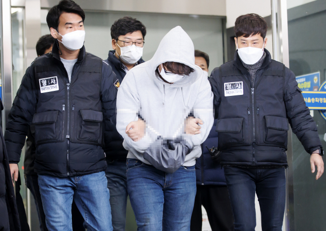 한때 교제했던 여성의 집을 찾아가 가족을 살해한 혐의를 받는 이석준이 17일 오전 서울 송파경찰서에서 나와 검찰로 송치되고 있다. 연합뉴스