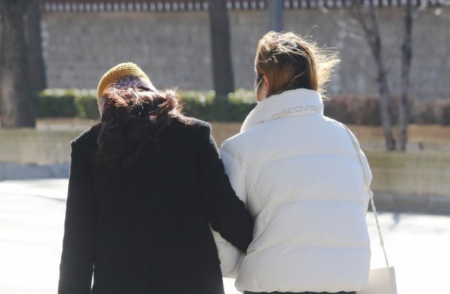 16일 밤부터 북서쪽에서 찬 공기가 남하하며 서울을 비롯한 수도권 등 중부지방에 한파주의보가 내려진 17일 서울 중구 거리를 지나는 시민의 머리카락이 강한 바람에 날리고 있다. 연합뉴스