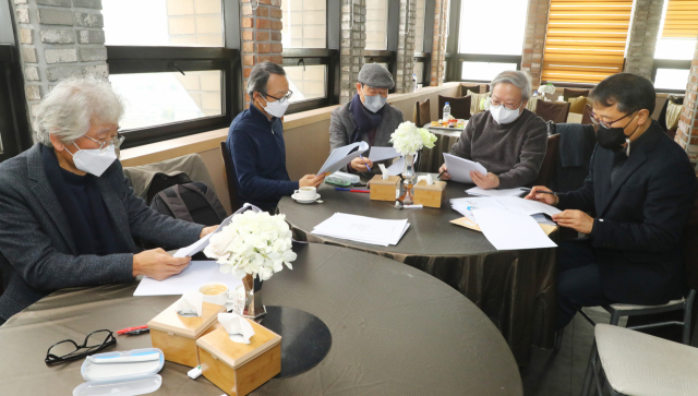 2022년 <부산일보> 신춘문예 응모작은 우리를 무겁게 짓누르는 코로나 팬데믹 상황을 반영한 작품들이 많았다. 신춘문예 심사 모습. 정종회 기자 jjh@