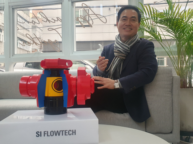 부산 금정구 에스아이플로텍(주) 연구소가 입주한 부산대 공유 오피스 PNU AVEC에서 만난 서영성 대표이사. 주력 제품인 플러그 밸브 모형을 앞에 두고 제품을 설명하고 있다.