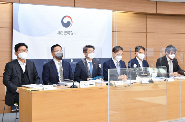 이억원 기획재정부 차관(왼쪽 세 번째)이 지난 17일 정부세종청사에서 열린 ‘2022년 경제정책방향’ 상세브리핑‘에서 주요 내용을 발표하고 있다. 기재부 제공