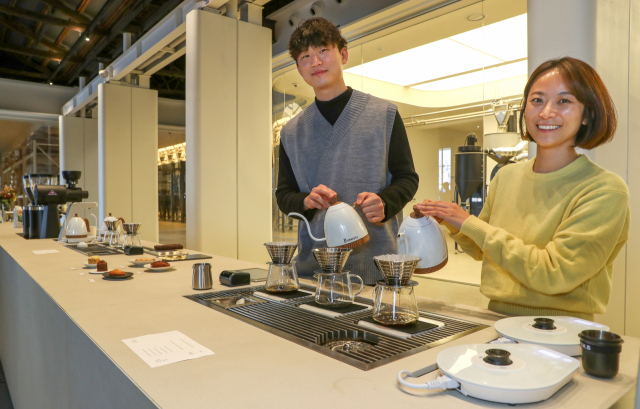 24일 정식 오픈을 앞둔 부산 영도구 모모스커피 로스터리 앤 커피바에서 2019 월드 바리스타 챔피언 전주연 바리스타와 2021 컵 테이스터스 챔피언 추경하 바리스타가 핸드드립 커피를 내리고 있다. 정대현 기자 jhyun@