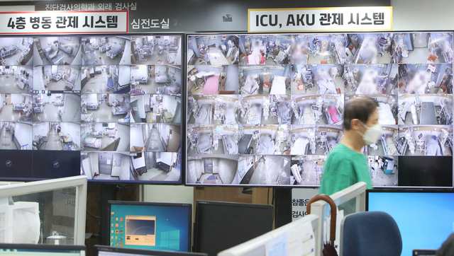 경기도의 코로나19 거점전담병원에 설치된 병실 CCTV. 연합뉴스