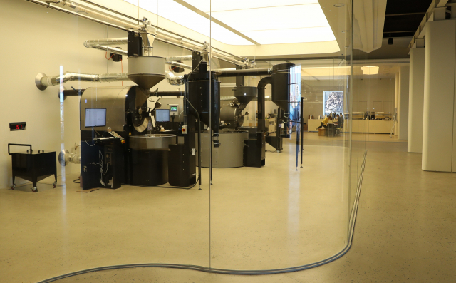 영도 모모스커피 로스터리 앤 커피바. 정대현 기자 jhyun@