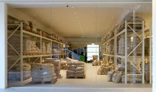 영도 모모스커피 로스터리 앤 커피바. 정대현 기자 jhyun@