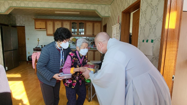 나눔 실천은 스님들이 직접 지역 가정을 방문해 팥죽을 전달하는 등 단순히 물품 전달에만 그치지 않고 있다. 해인사 제공