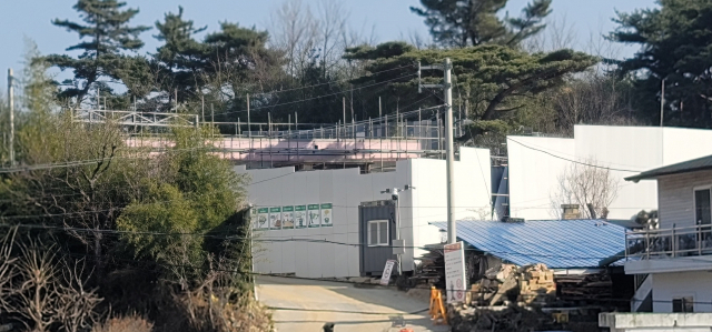 문재인 대통령 내외가 내년 퇴임 후 거주할 경남 양산시 하북면 지산리 평산마을 사저가 모습을 드러냈다. 사진은 공사 중인 경비관리동 건물. 김태권 기자