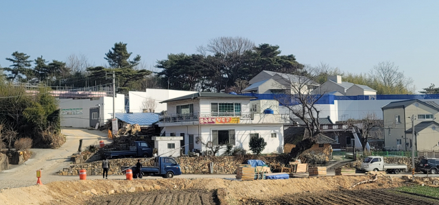 문재인 대통령 내외가 내년 퇴임 후 거주할 경남 양산시 하북면 지산리 평산마을 사저가 모습을 드러냈다. 사진 왼쪽 가림막으로 가려진 건물은 경비관리동이며, 불곡도예 뒤쪽 오른쪽 건물이 문 대통령이 거주하는 본관과 대기동 건물로 추정된다. 김태권 기자