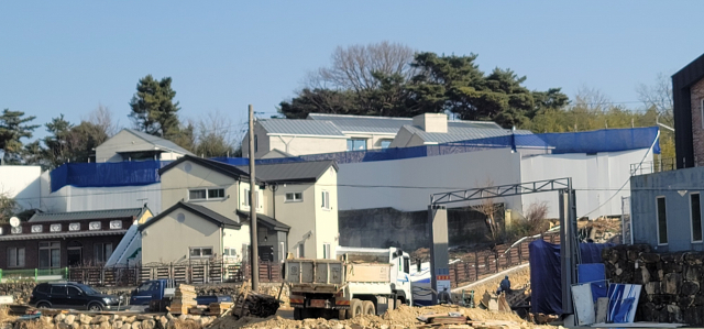 문재인 대통령 내외가 내년 퇴임 후 거주할 경남 양산시 하북면 지산리 평산마을 사저가 모습을 드러냈다. 사진은 건립 중인 문 대통령 사저 건물 전경. 김태권 기자