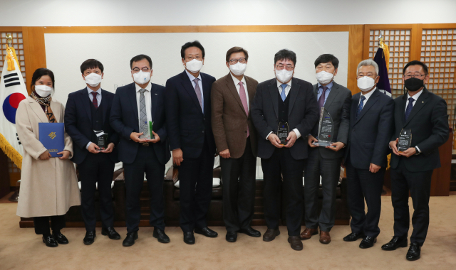 23일 부산시청에서 열린 제5회 부산의료산업대상 시상식에서 수상자와 참석 내빈이 기념촬영을 하고 있다. 정대현 기자 jhyun@