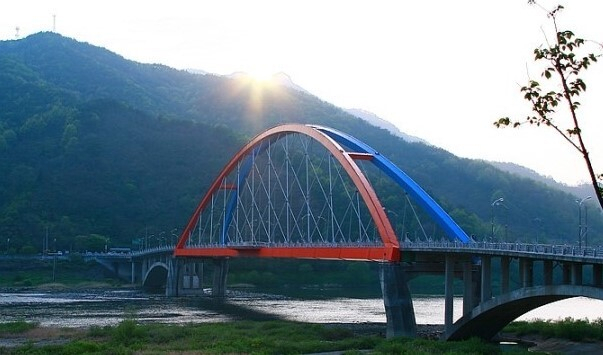 2003년 화개장터 앞 섬진강을 가로질러 하동군 화개면 탑리∼구례군 간전면 운천리에 건설된 현 남도대교. 하동군 제공