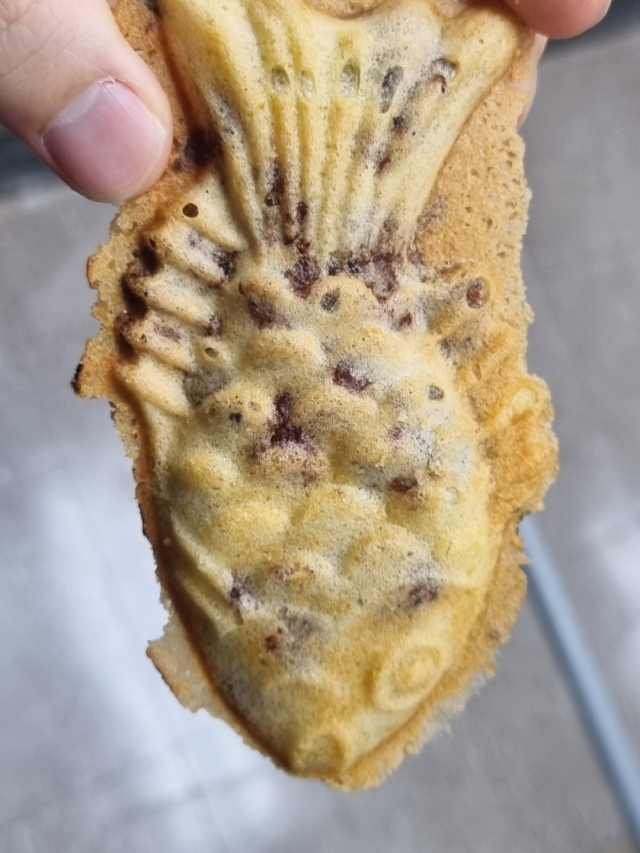 팥소가 비치고 깔끔하지 못한 끝처리는 잉어빵의 전형적인 특징이다. 장병진 기자