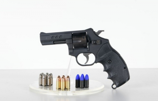 SNT모티브가 개발한 스마트 권총 '저위험 대체 총기'.