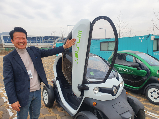 친환경 카 셰어링 서비스 ‘투어지’를 선보이고 있는 투어스태프 김남진 대표가 부산 기장군 투어지 오시리아 센터에서 환하게 웃고 있다.