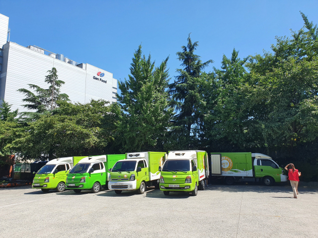 경남 양산에 위치한 부산광역푸드뱅크 물류창고에 푸드뱅크 트럭들이 주차돼 있다. 부산광역푸드뱅크 제공