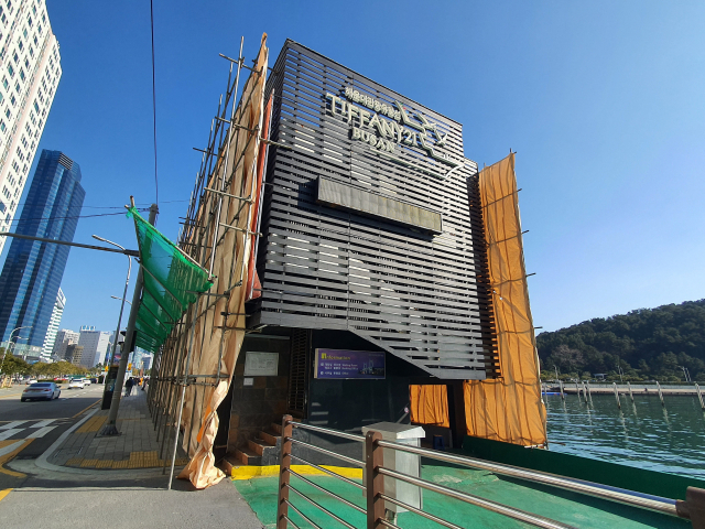 26일 부산 해운대구 우동 동백섬 맞은편에 있는 유선장이 영업을 중단한 상태다.