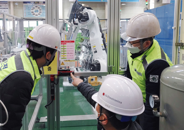 LG전자 담당자가 안전사고 예방을 위해 산업용 로봇을 운영하는 협력사를 대상으로 현장에서 안전점검 항목을 점검하고 있다.LG전자 제공