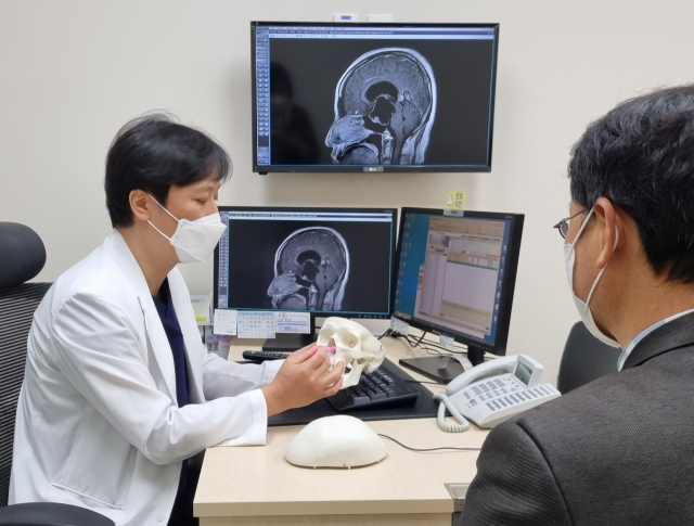두개골 안에 발생하는 뇌종양은 악성이든 양성이든 최대한 절제하는 것이 환자 삶의 질 개선에 도움이 된다. 동아대병원 신경외과 송영진 교수가 환자에게 뇌종양 치료법에 대해 설명하고 있다. 동아대병원 제공