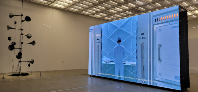 문경원＆전준호 '미지에서 온 소식, 자유의 마을' 전시 전경. 오금아 기자