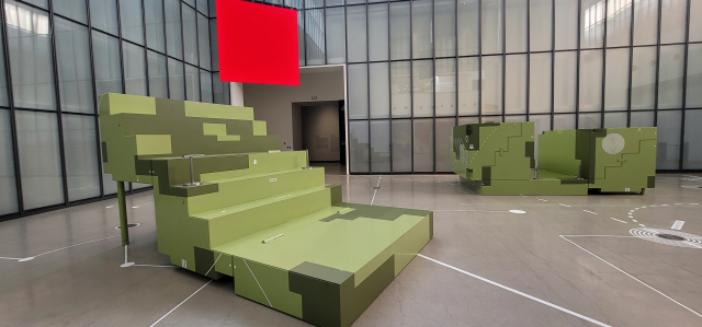 문경원＆전준호 작가가 분야별 전문가와 전시 의제를 토론하는 '모바일 아고라'. 오금아 기자