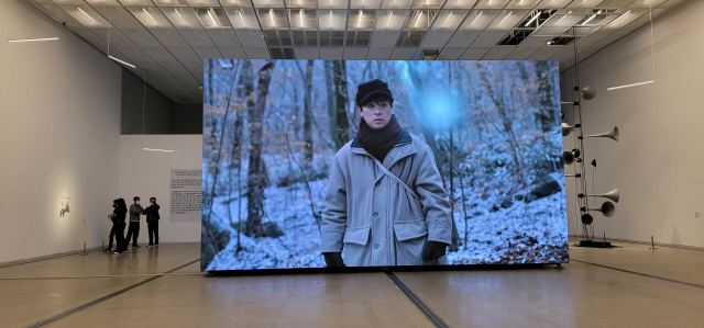 문경원＆전준호 '미지에서 온 소식, 자유의 마을' 전시 전경. 오금아 기자
