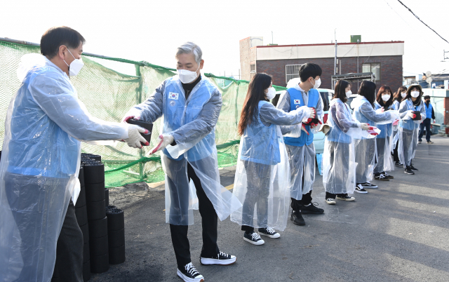 국립부경대학교 장영수 총장과 사회공헌봉사단 학생, 교직원 등 50여 명은 29일 부산 남구 우암동 일원에서 사랑의 연탄 나눔 봉사활동을 펼쳤다.