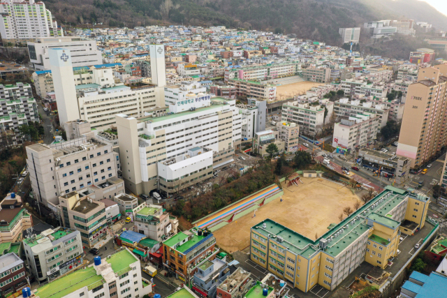 40여 년간 부산 의료의 중심축을 담당해 온 '인제대부산백병원'이 동부산 이전을 추진 중인 것으로 확인됐다. 부산진구 개금동 부산백병원 전경. 김종진 기자 kjj1761@