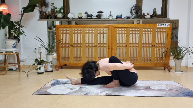 현인 마리차에게 바치는 자세인 ‘마리차 아사나’는 몸을 웅크리거나 비틀어 힘을 안으로 모으며 응축시키는 듯한 느낌을 준다. 시연 박미희.