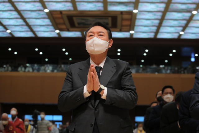 국민의힘 윤석열 대선 후보가 31일 오전 충북 단양군 구인사에서 열린 천태종 상월원각 대조사 탄신 110주년 봉축 법회에서 합장하고 있다. 연합뉴스