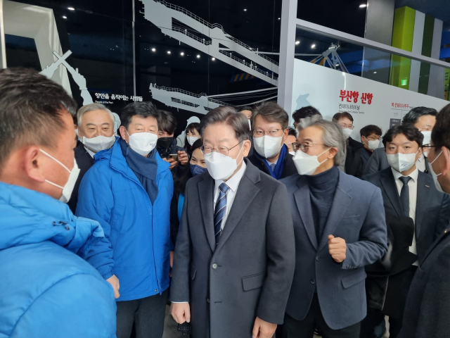 1일 부산신항을 찾은 더불어민주당 이재명 대선후보.