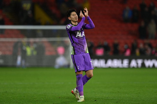 토트넘 손흥민이 2일(한국시간) 영국 왓퍼드의 비커리지 로드에서 열린 2021-2022 잉글랜드 프로축구 프리미어리그 왓퍼드와 경기에서 결정적인 도움으로 팀 승리를 이끈 뒤 손뼉을 치며 기뻐하고 있다. AFP연합뉴스