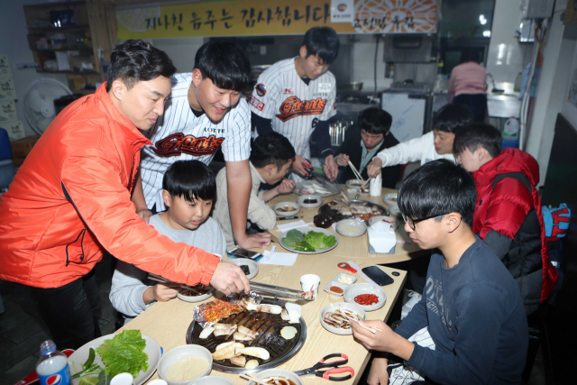 손아섭이 팬들과 소통하는 모습. 부산일보DB