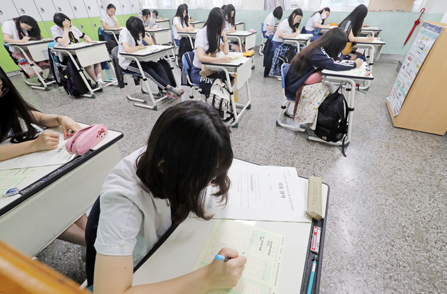 학생들이 모의평가 시험을 보고 있는 모습. 부산일보DB